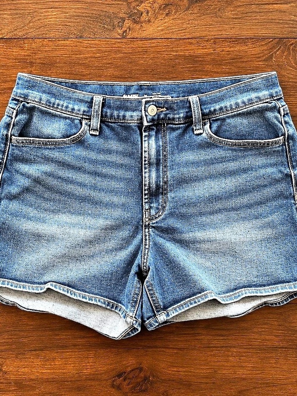 Old Navy High-Rise WOW Denim Shorts Women’s Size 14 Medium Wash